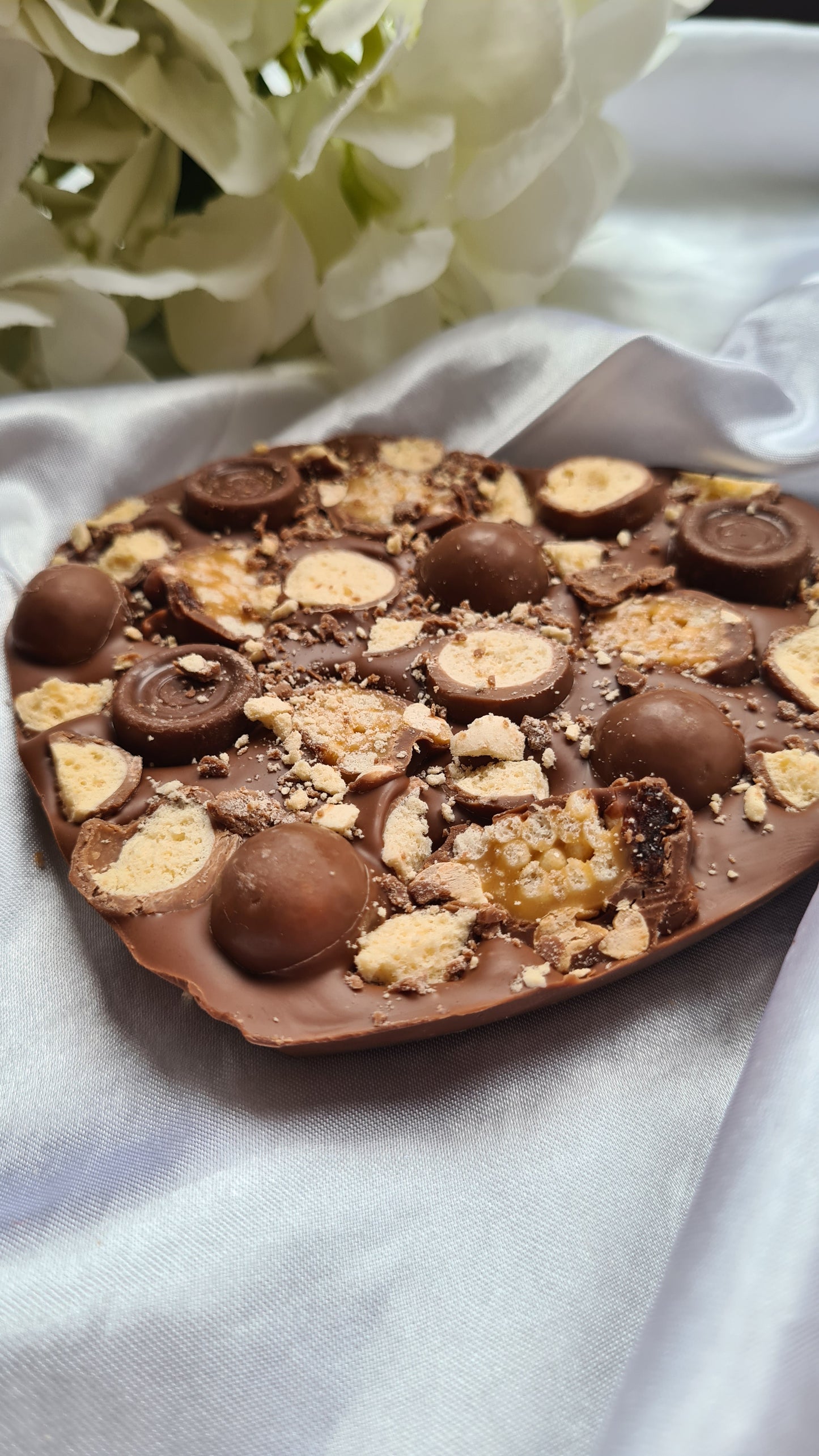 Maltesers and rolo loaded slab
